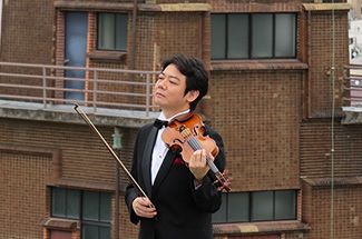 写真：バイオリンを構える近藤